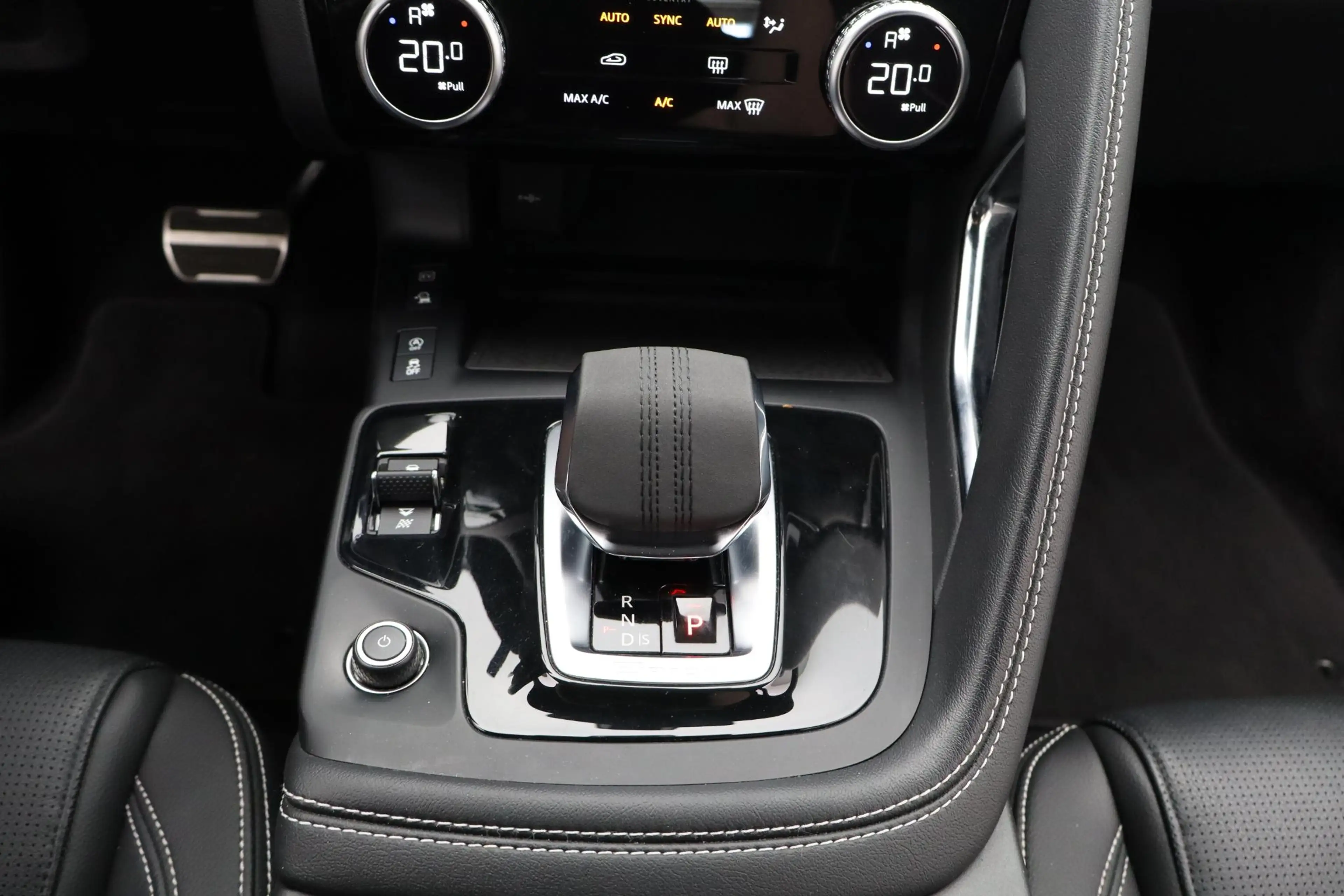 Jaguar E-Pace 1.5 P300e AWD R-Dynamic S | Trekhaak elektrisch ui — photo 11