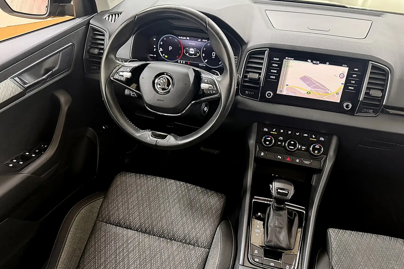 Skoda Karoq 2,0 TDI DSG Style_AHK_ Schwarz - 2