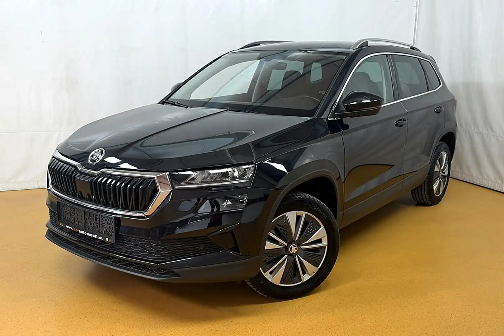 Skoda Karoq 2,0 TDI DSG Style_AHK_ Schwarz - 1