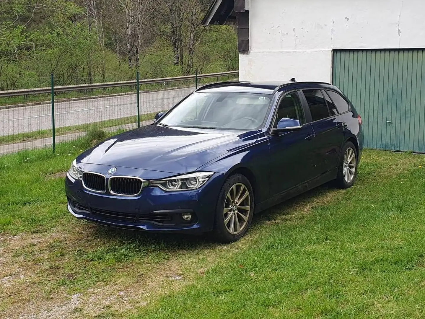 BMW 330 330i Touring Aut. Blau - 1