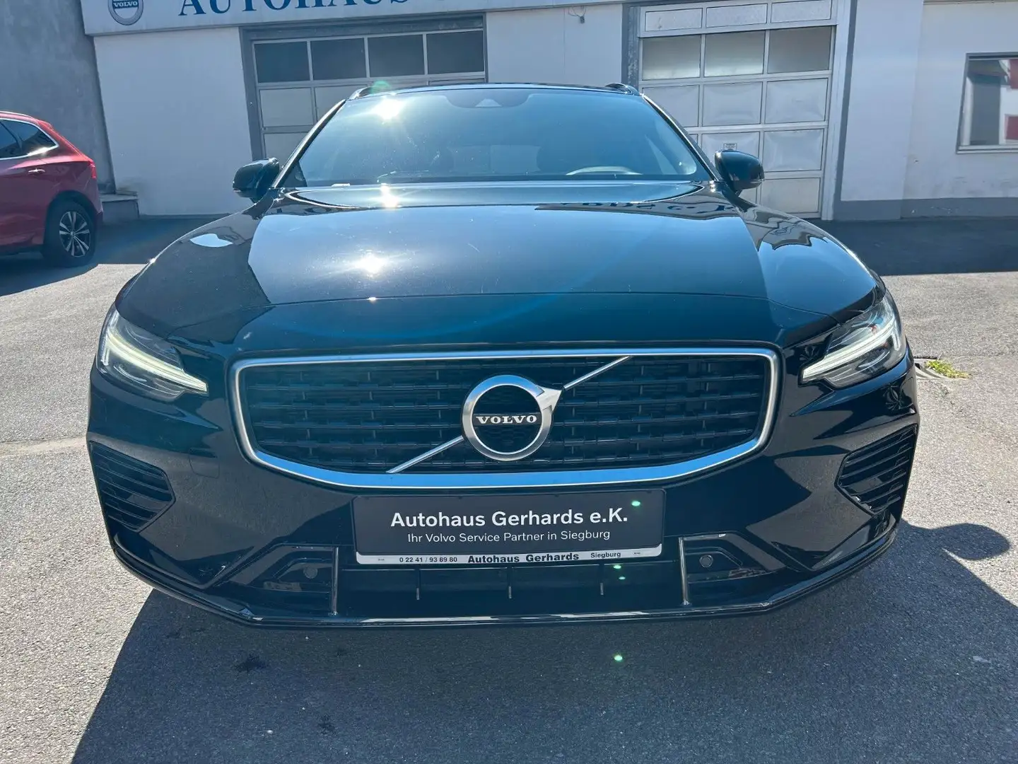Volvo V60 Plug-In-Hybrid T8 AWD R-Design AHK, ACC, BLI Schwarz - 2