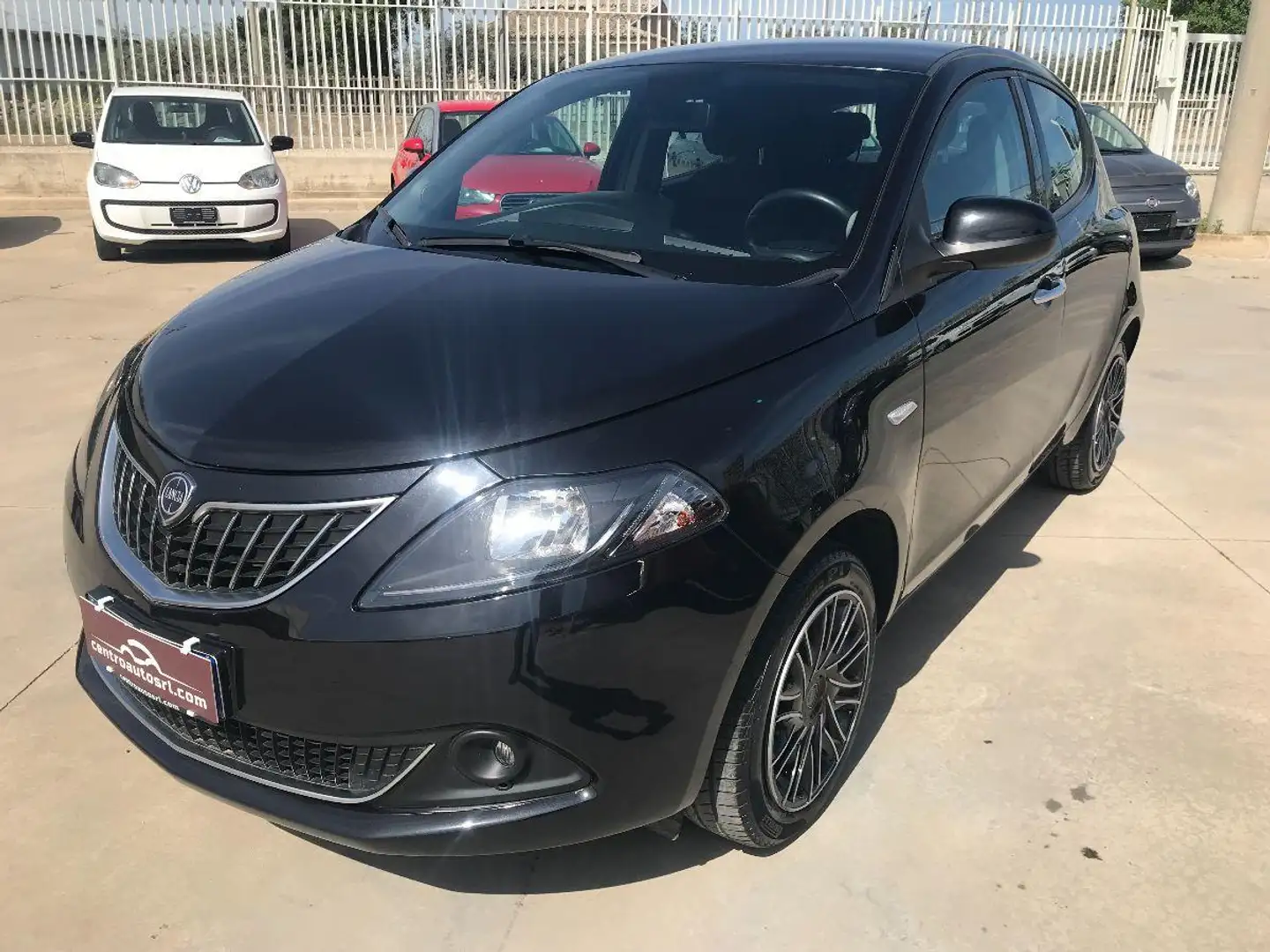 Lancia Ypsilon 1.0 FireFly 5p.S&S Hybryd Gold Schwarz - 1
