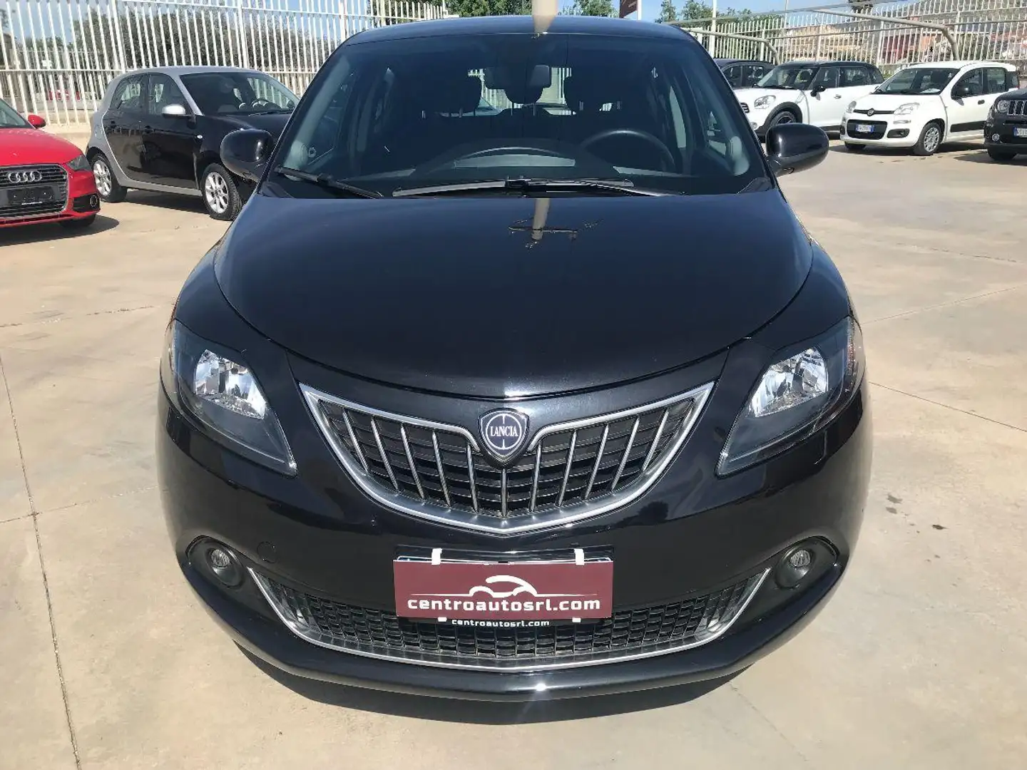 Lancia Ypsilon 1.0 FireFly 5p.S&S Hybryd Gold Schwarz - 2