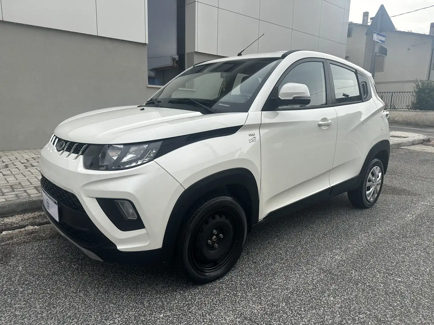 Mahindra KUV100 1.2 K6+ Weiß - 1