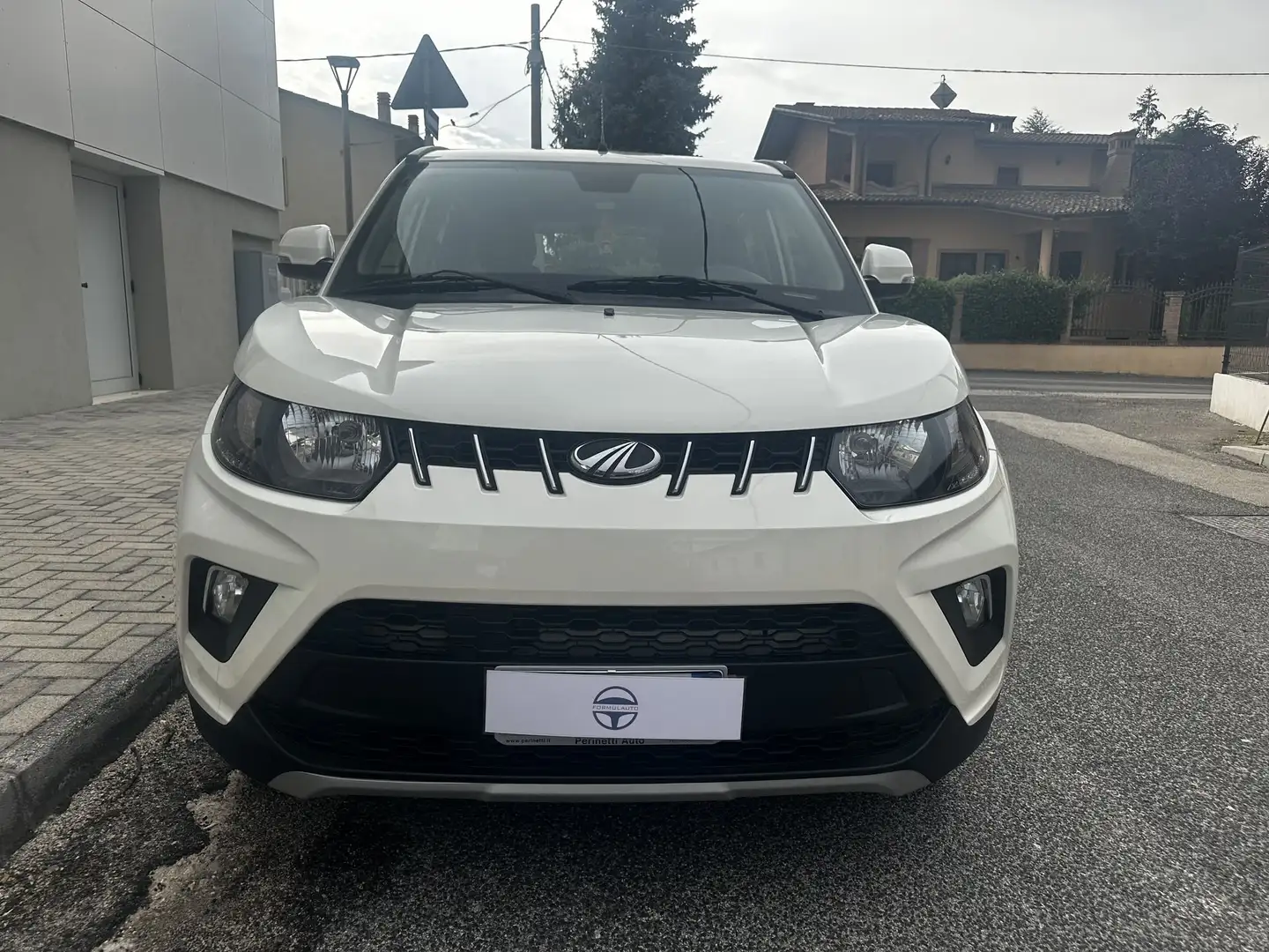 Mahindra KUV100 1.2 K6+ Weiß - 2