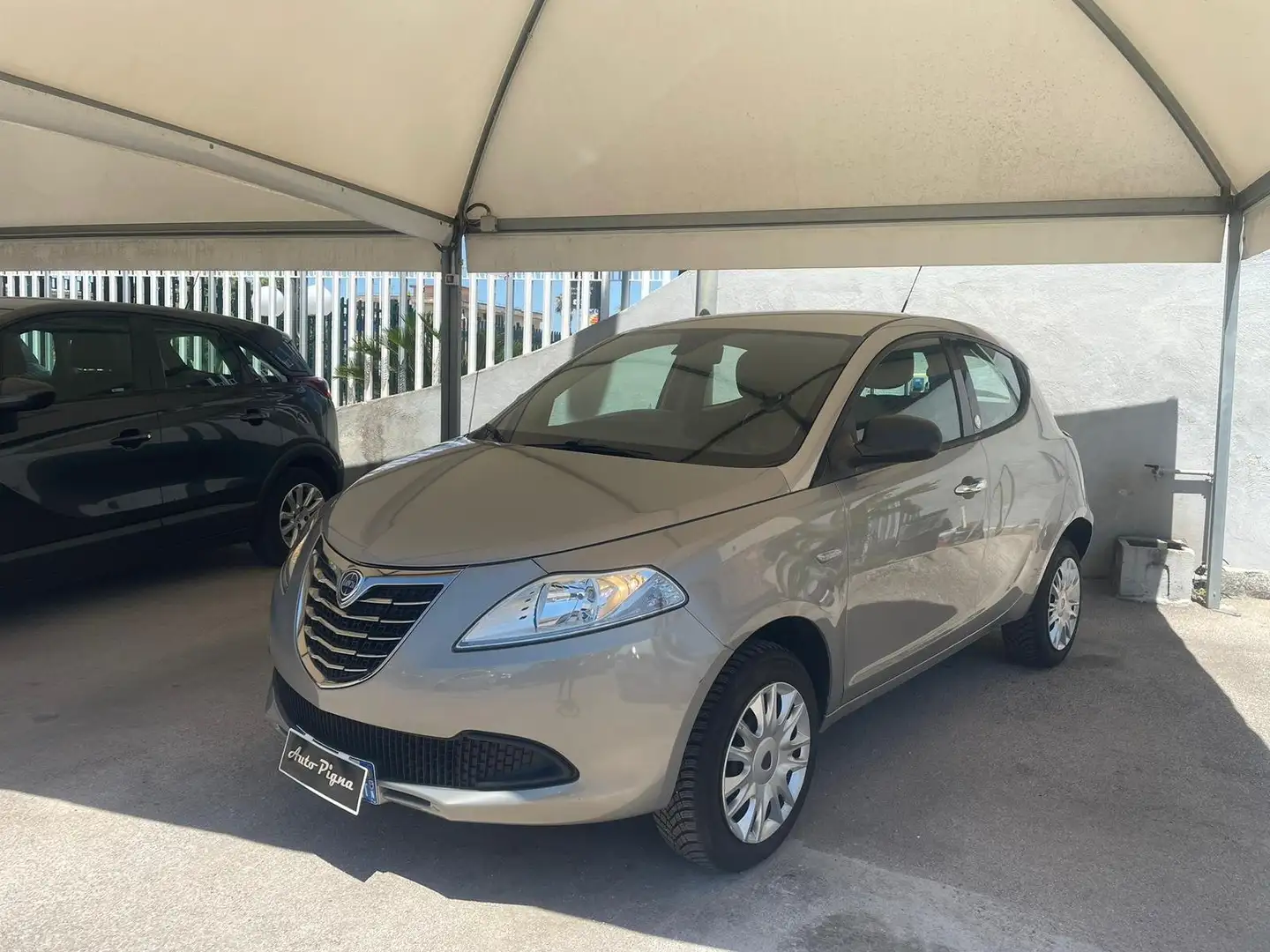 Lancia Ypsilon Ypsilon 0.9 t.air Gold ecochic metano 80cv E6 Gris - 1