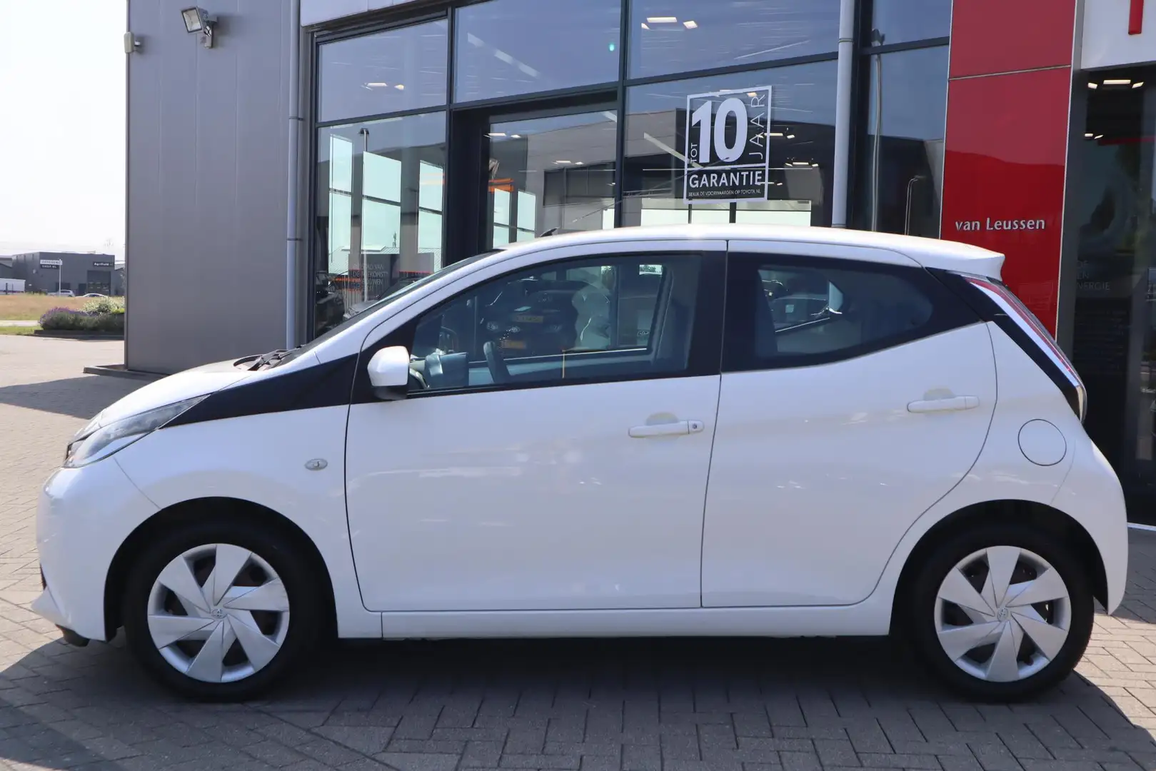 Toyota Aygo X X-PLAY 5-DEURS NAVI PARKEERCAMERA AIRCO LED BLUETO Wit - 2