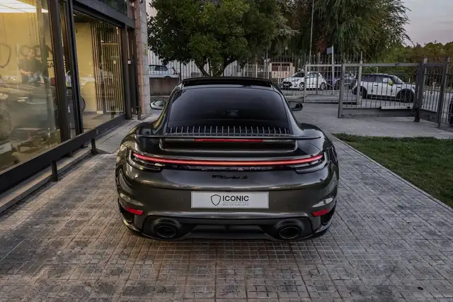 Porsche 911 view 7