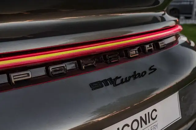 Porsche 911 view 8