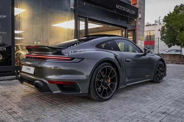 Porsche 911 view 6