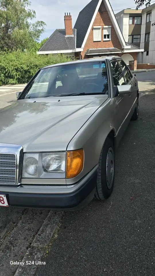 Mercedes-Benz 230, foto 1