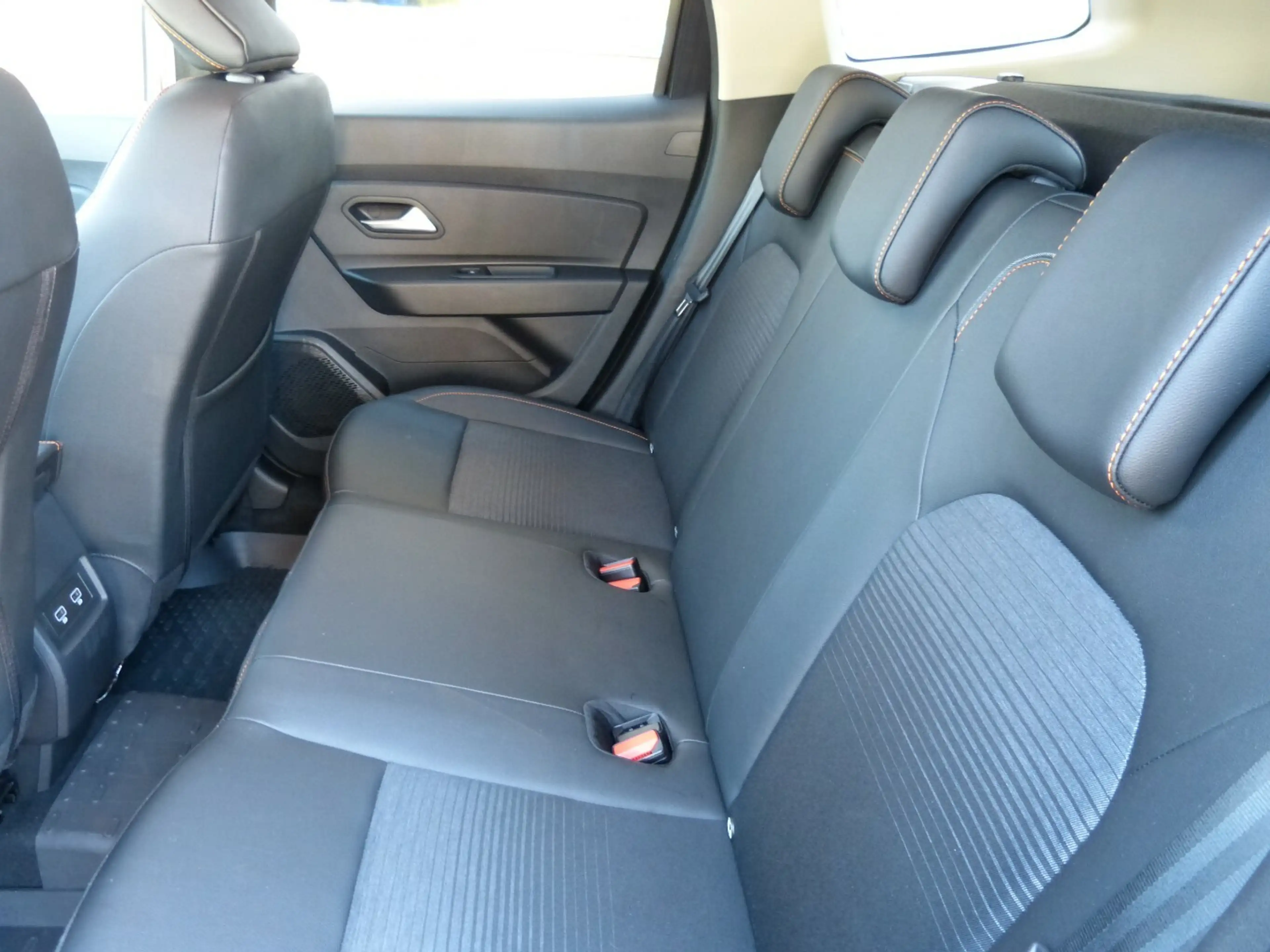 Dacia Duster Extreme TCE 150 EDC[AHK/AUTOM./1.HAND] — photo 13