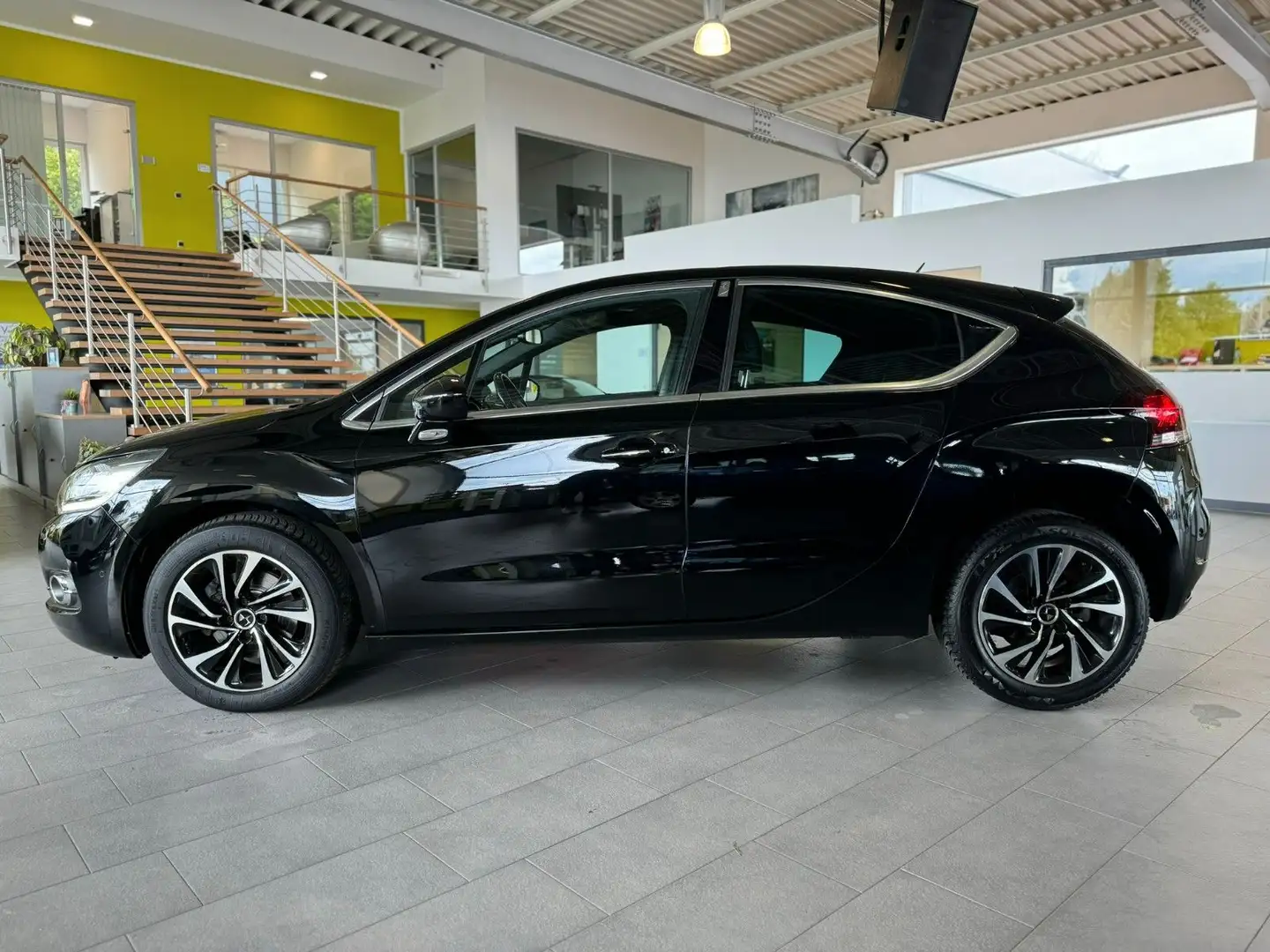 DS Automobiles DS 4 Basis, SHZ, PDC, Bluetooth, Keyless, Totwink Schwarz - 2