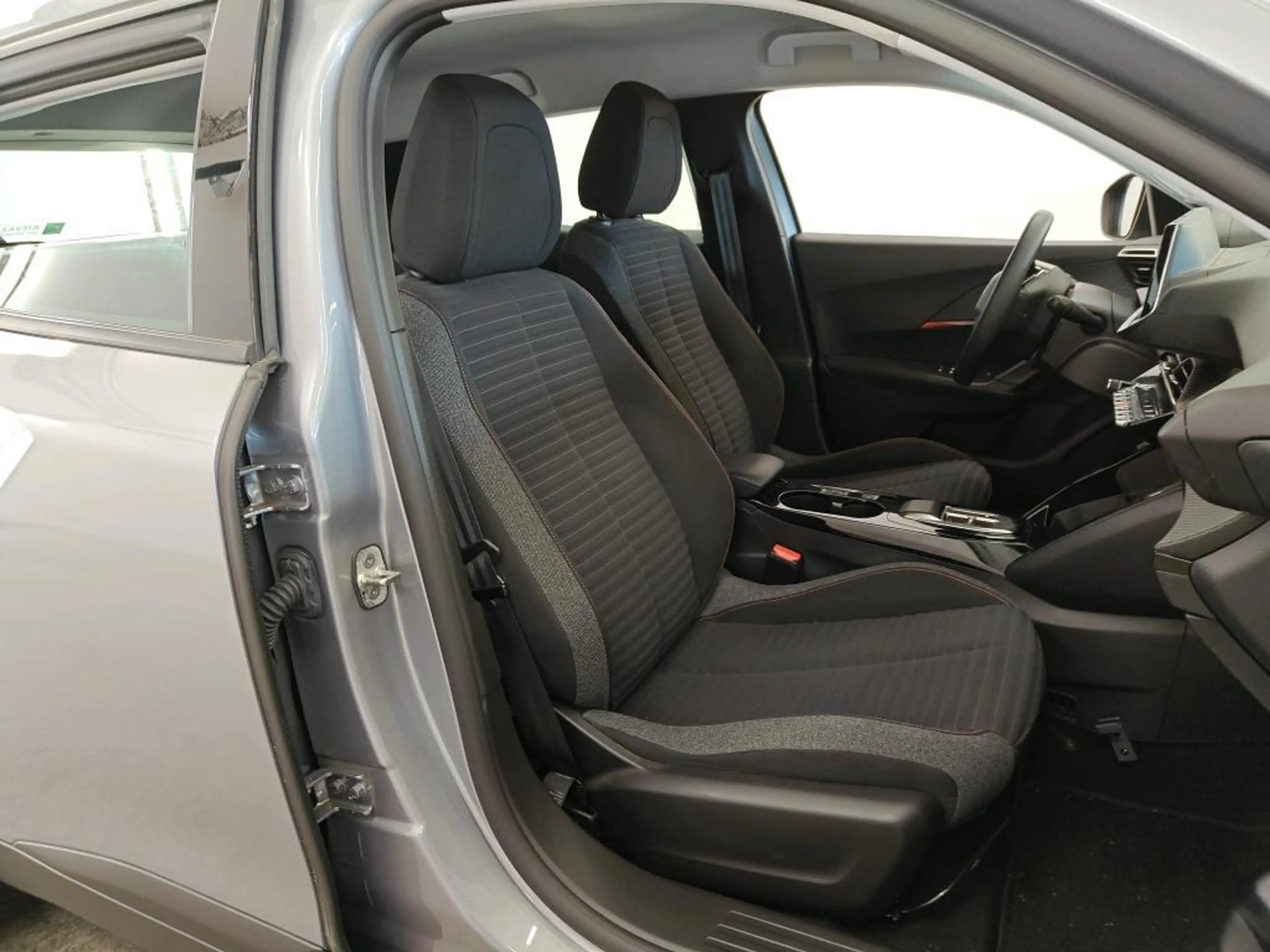 Peugeot e-2008 EV ACTIVE PACK 50 kWh (91% SOH) I AUTOMAAT I APPLE — photo 5