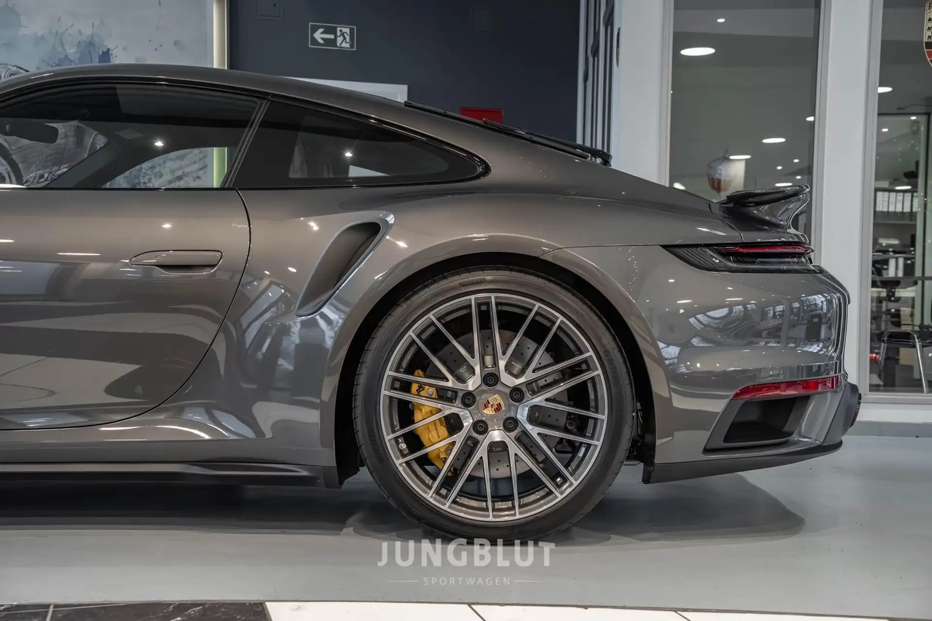 포르쉐 911 Turbo S Coupe 2024 건메탈 사진 4