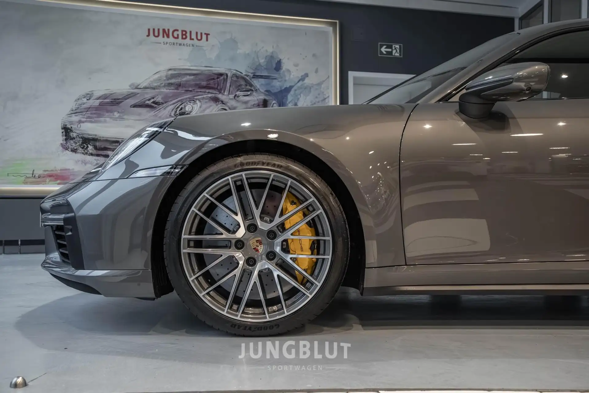 포르쉐 911 Turbo S Coupe 2024 건메탈 사진 3