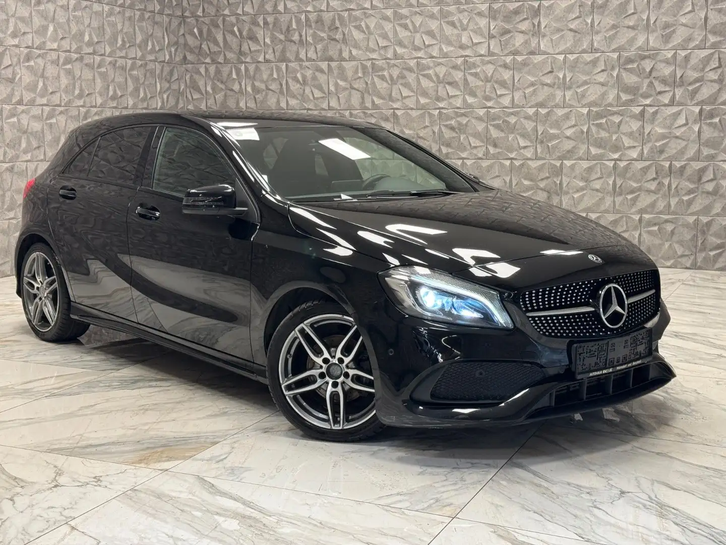 Mercedes-Benz A 180 AMG-Sport *Teilleder-Navi-Led** 85.674km * Schwarz - 1