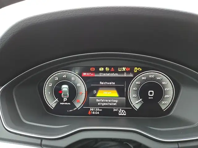 Audi Q5 view 9