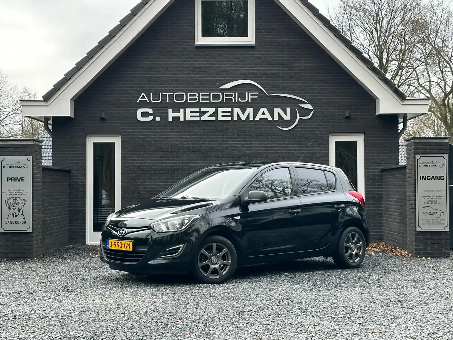 Hyundai i20 1.2i Black pack Airco Nieuwe APK Dealer Onderhoude Zwart - 2