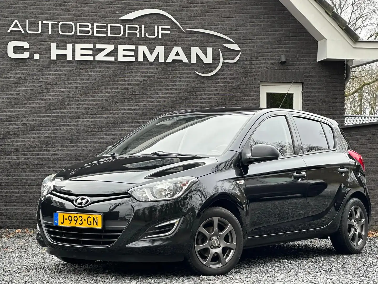 Hyundai i20 1.2i Black pack Airco Nieuwe APK Dealer Onderhoude Zwart - 1