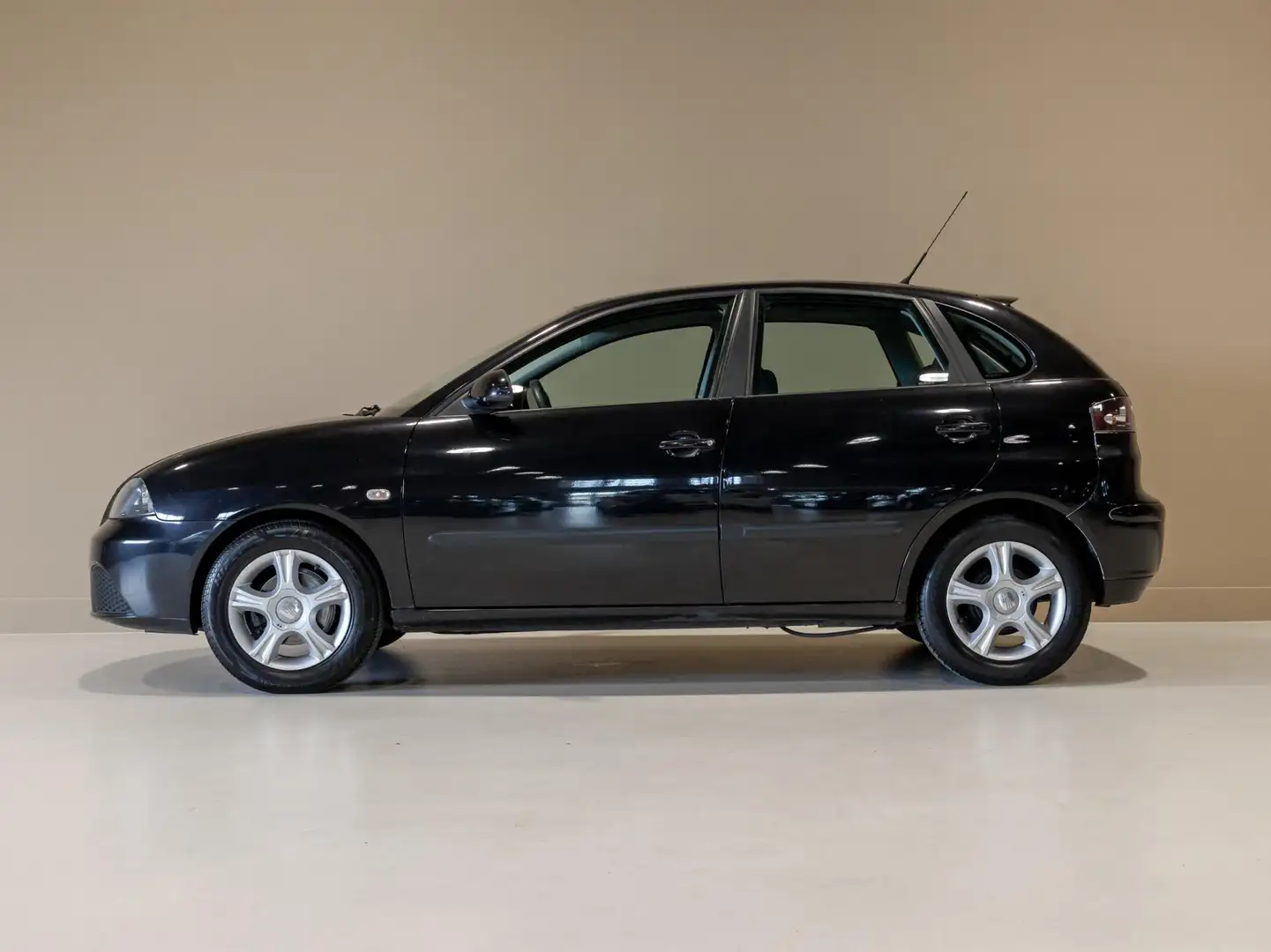 SEAT Ibiza 1.2-12V Trendstyle / 69 pk / cruise control Zwart - 2
