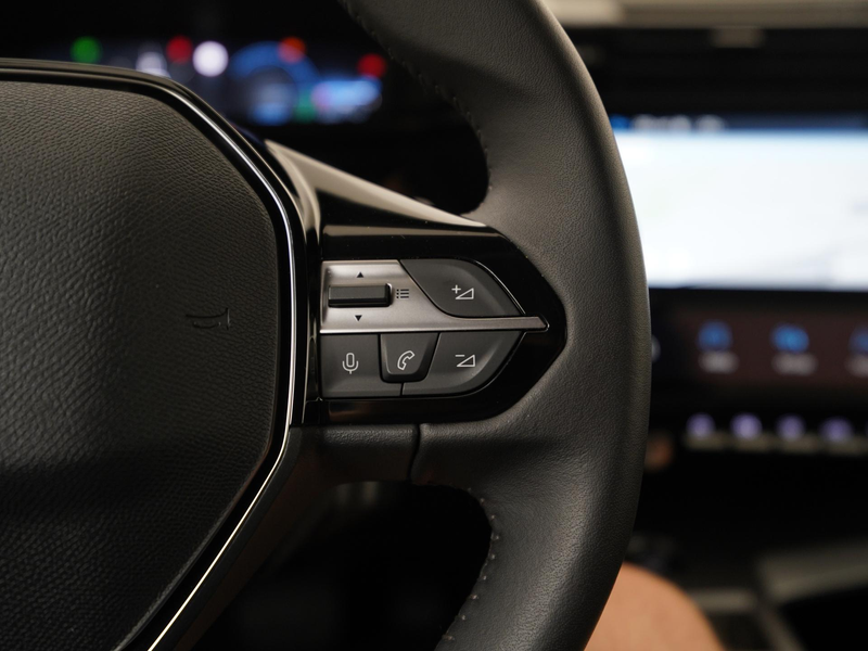 Peugeot 408 1.2 Hybrid 145 e-DCS6 Allure | Head-up display | C — photo 9