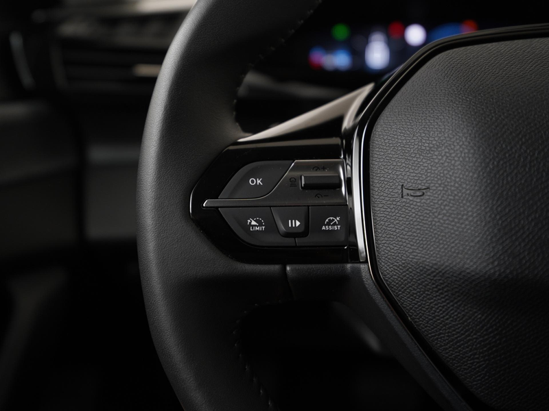 Peugeot 408 1.2 Hybrid 145 e-DCS6 Allure | Head-up display | C — photo 7
