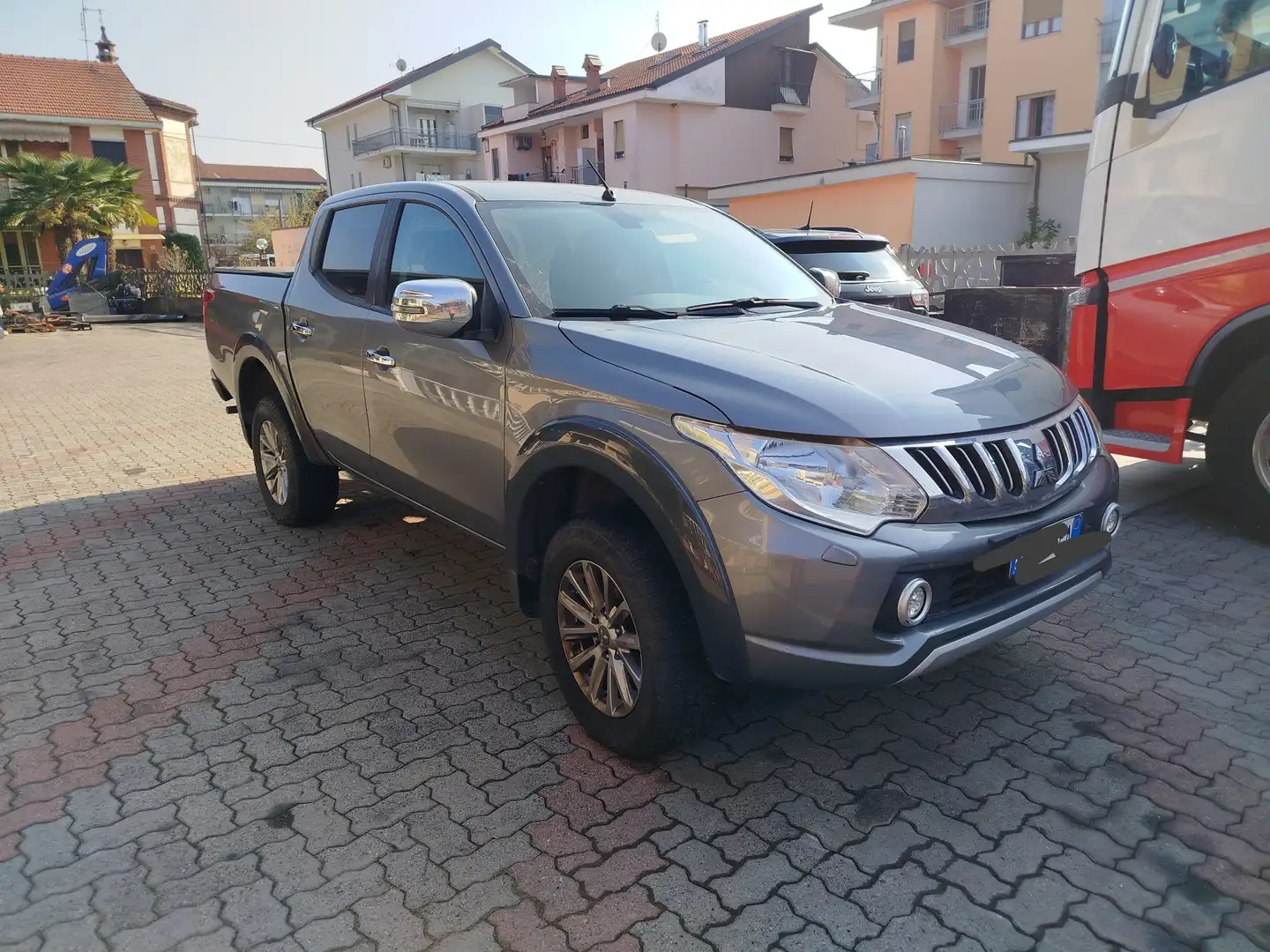 Mitsubishi L200 d.cab 2.5 di-d Intense Plus 178cv M1 - 1