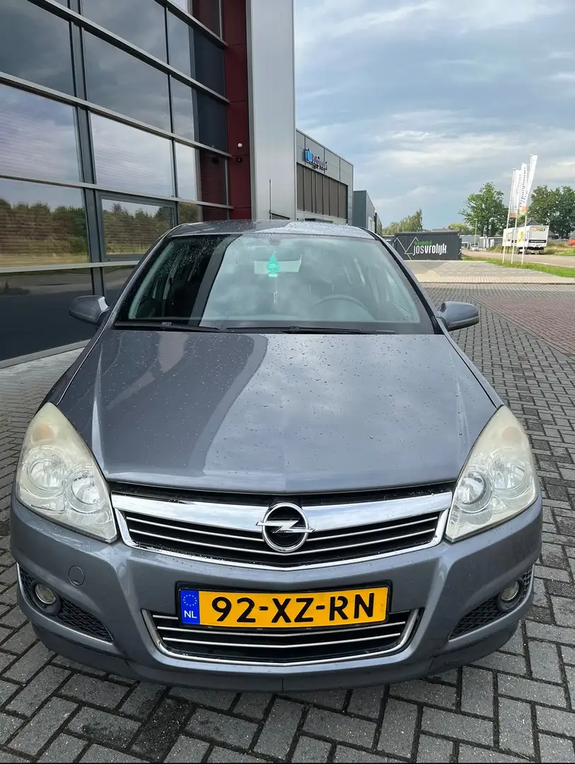Opel Astra 1.6 Temptation Grijs - 2