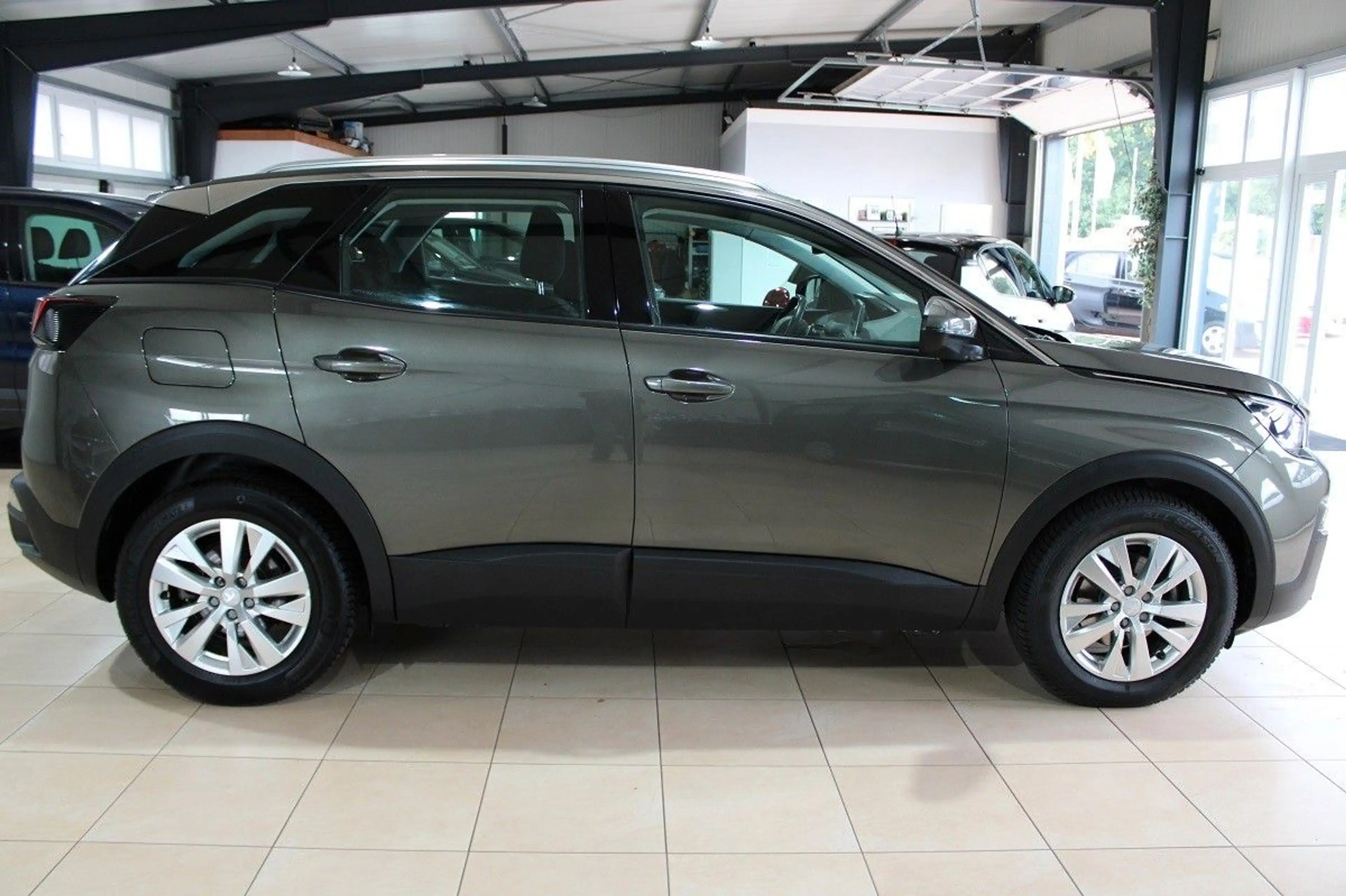 Peugeot 3008 Active 1,5 HDi*Automatik*1.Hand.Tüv NEU*EU6 — photo 2