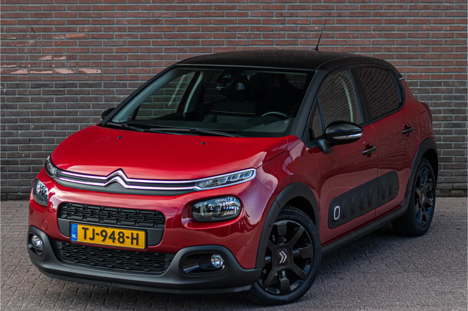 Citroen C3 1.2 PureTech 110pk EAT6 Shine, Panoramadak, Stoelv Rood - 2