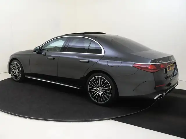 Mercedes-Benz E-Class view 3