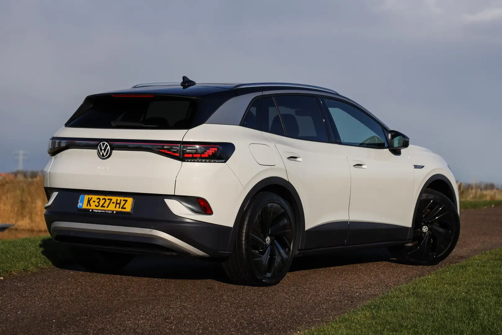 Volkswagen ID.4 First Max 77 kWh ✅ IQ light ✅ Pano ✅ Trekhaak Wit - 2