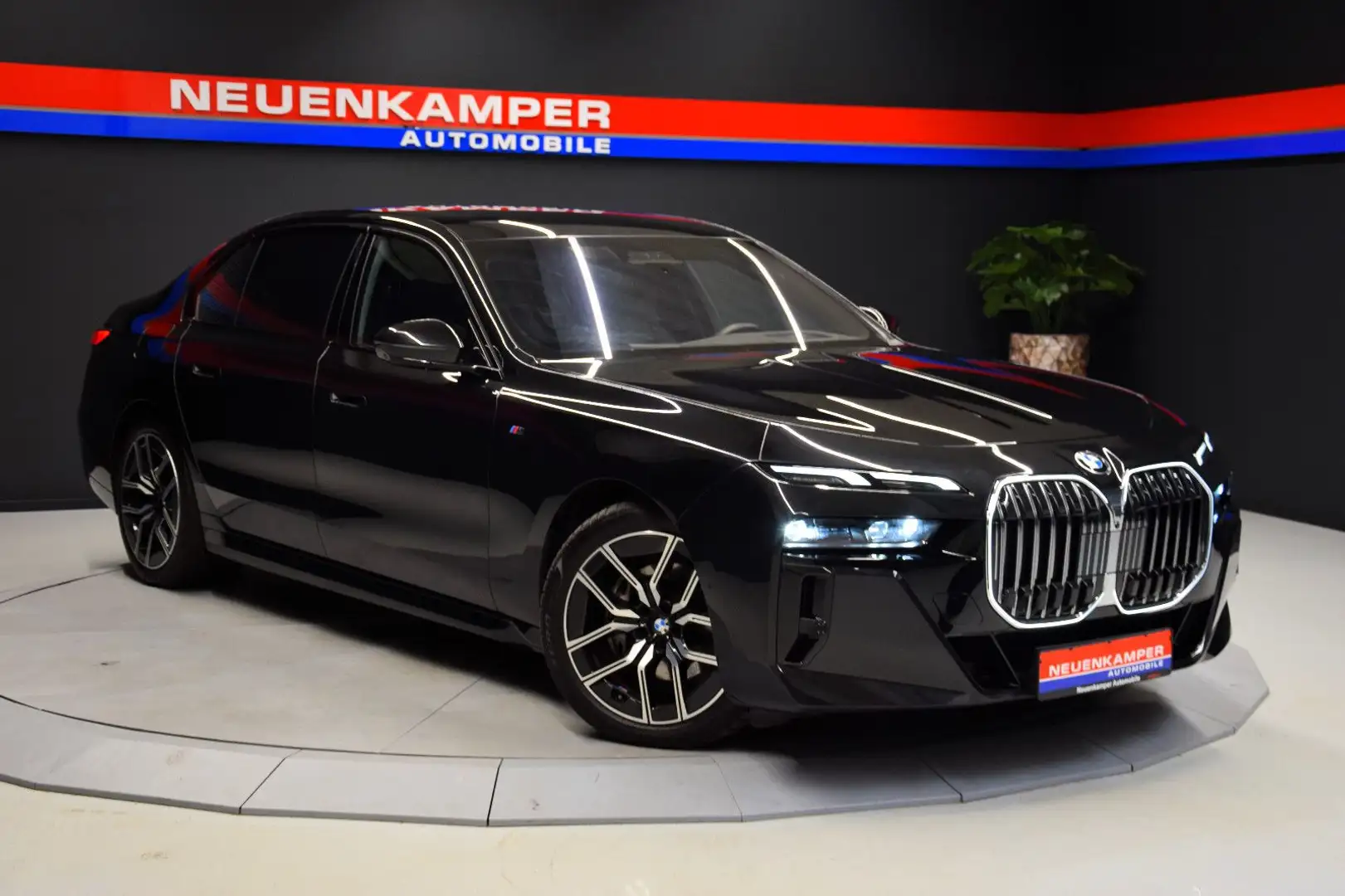 BMW 740 d xDrive M Sport Pano Memory Luft B&W STHZ Schwarz - 1