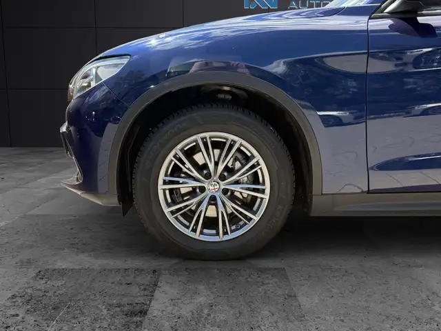 Alfa Romeo Stelvio view 9