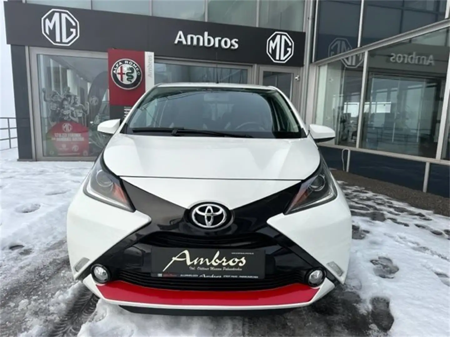 Toyota Aygo 1,2 VVT-i G-Tribute Weiß - 2