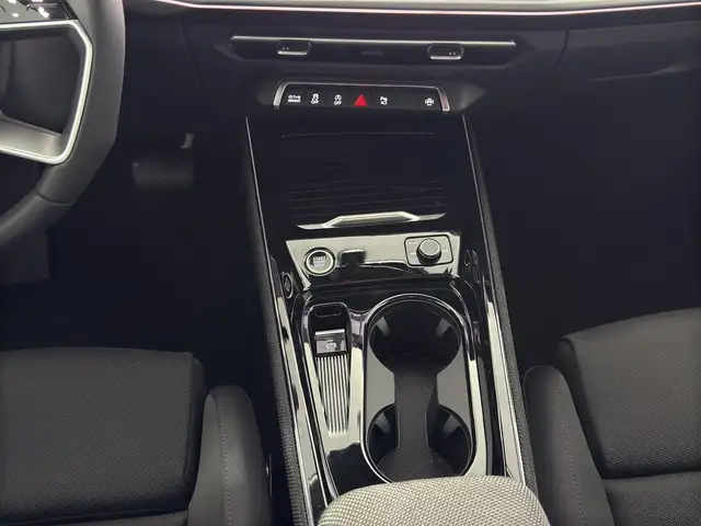 Audi Q3 view 11