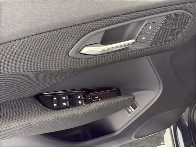 Audi Q3 view 13