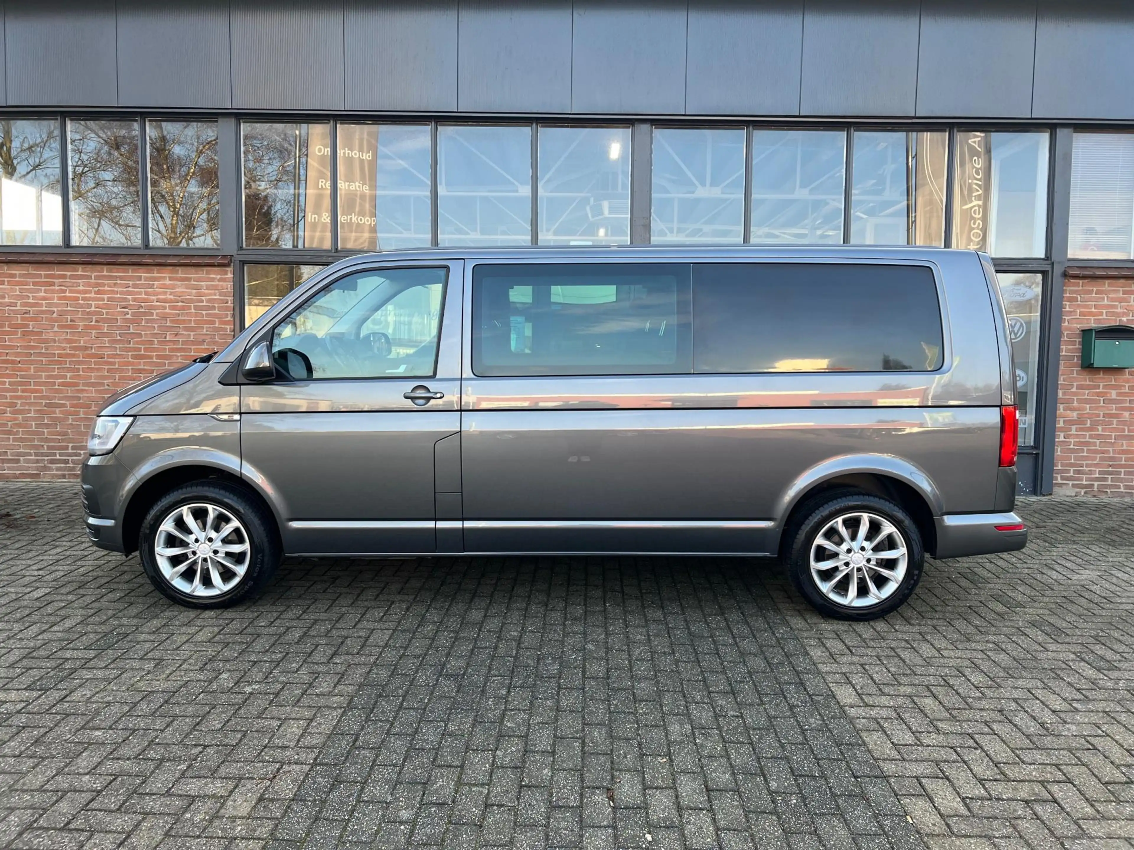 Volkswagen Transporter Multivan 2.0 TDI L2H1 Caravelle, DSG, Two zone Kli — photo 9