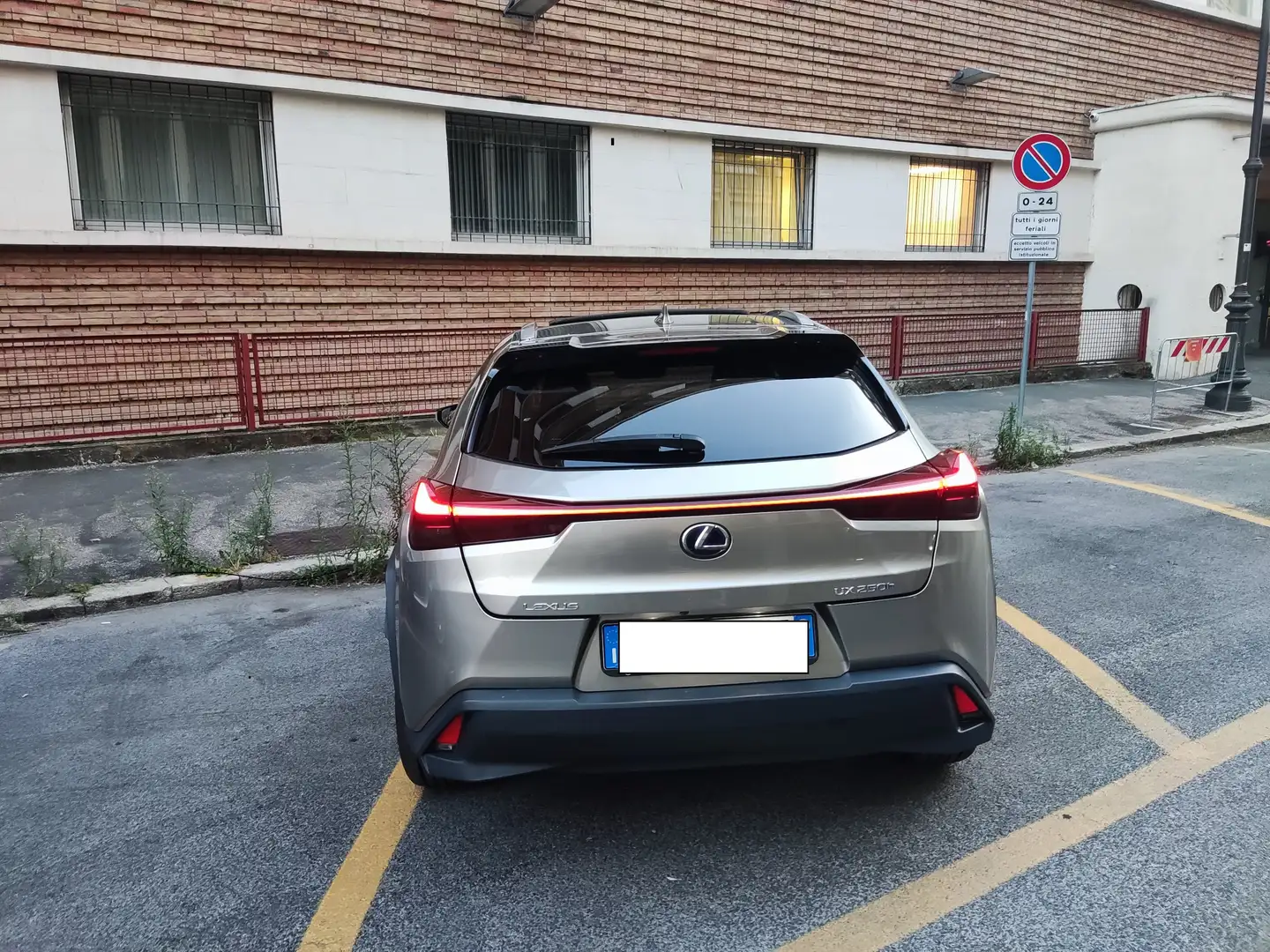 Lexus UX 200 UX 250h 2.0 Premium 2wd cvt Oro - 2