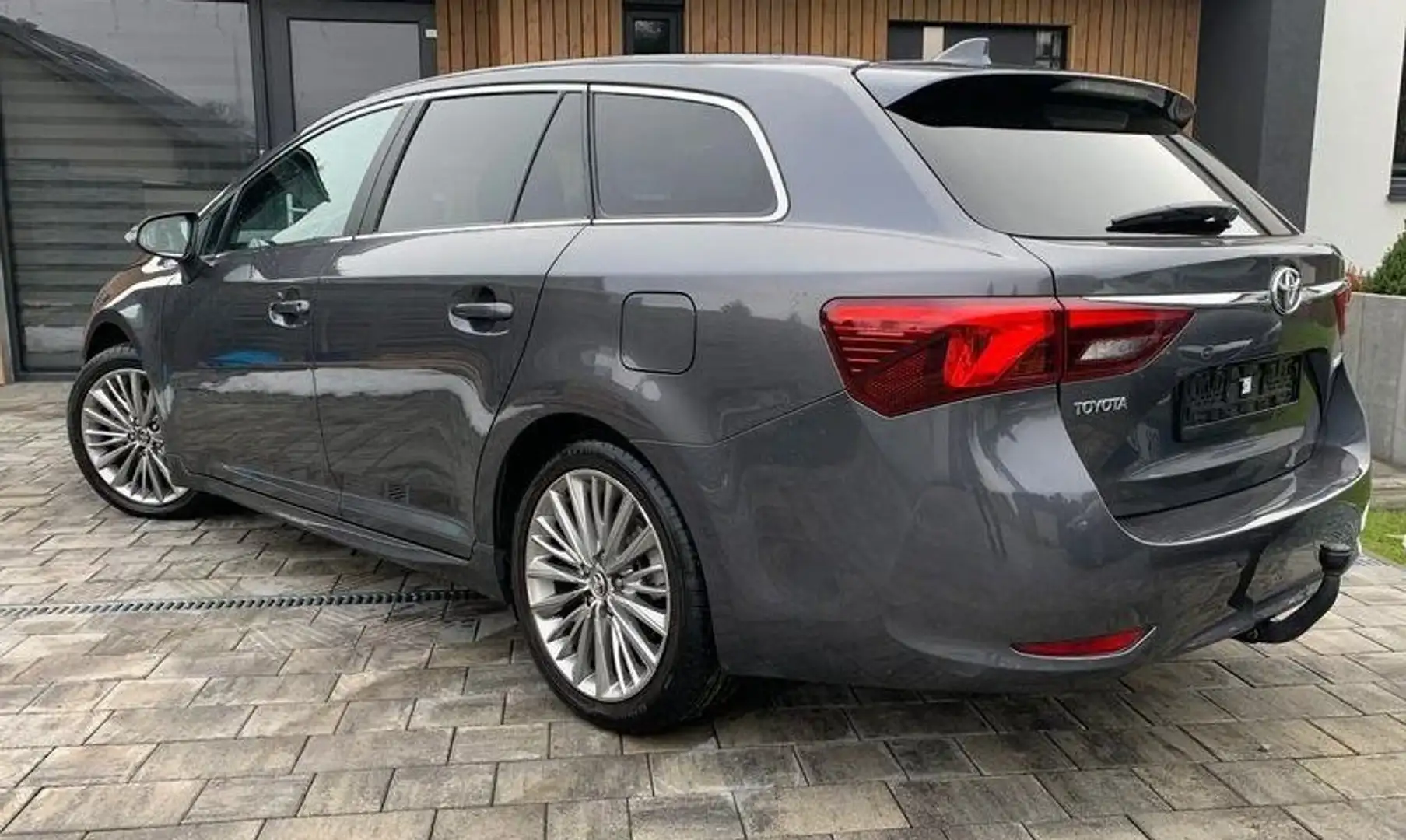 Toyota Avensis 2.0 D-4D Prestige EZ 2019 Gris - 2