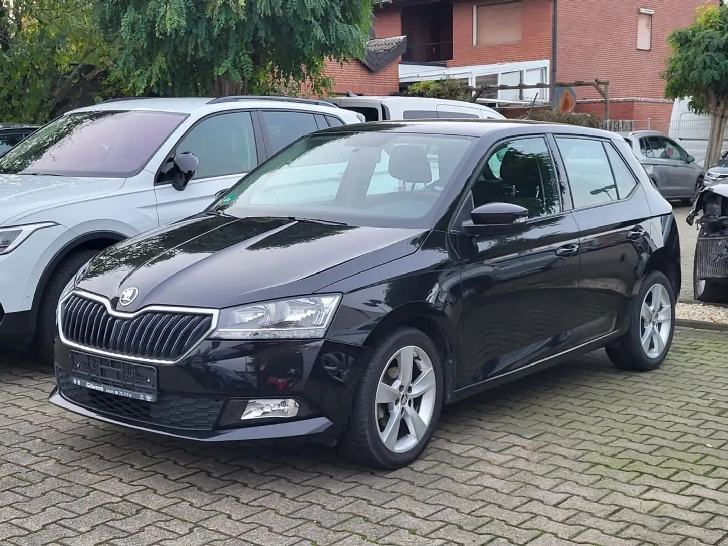 Skoda Fabia 1.0 MPI Cool Plus PDC Bluetooth Klima SHZ Schwarz - 1