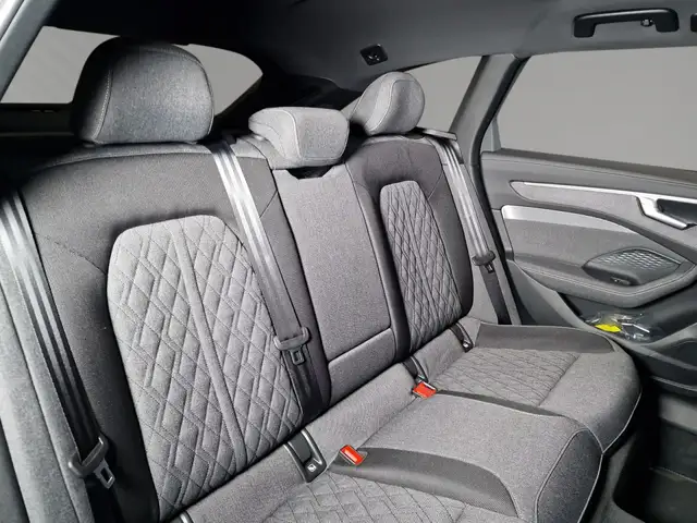 Audi A6 Avant view 8