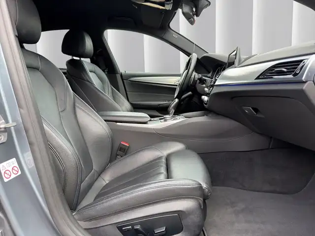 BMW 5 Series view 16
