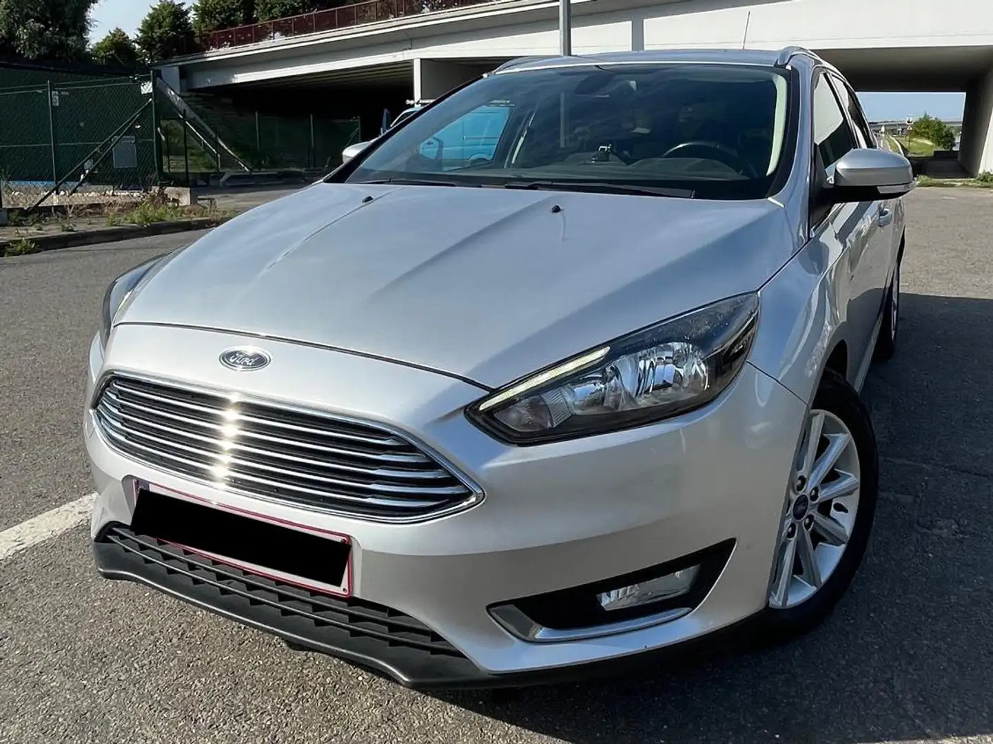 Ford Focus Focus Turnier 1.6 TDCiDPF StartStopSystem Titanium Zilver - 1
