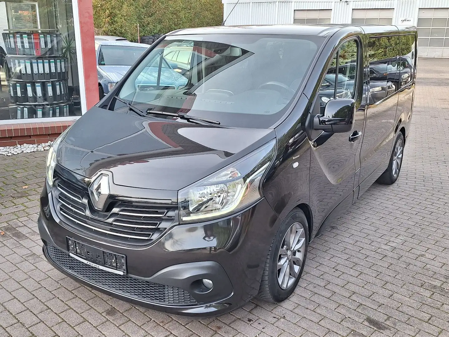 Renault Trafic L1H1 SpaceClass 8 Sitzer Bettfunktion Schwarz - 2