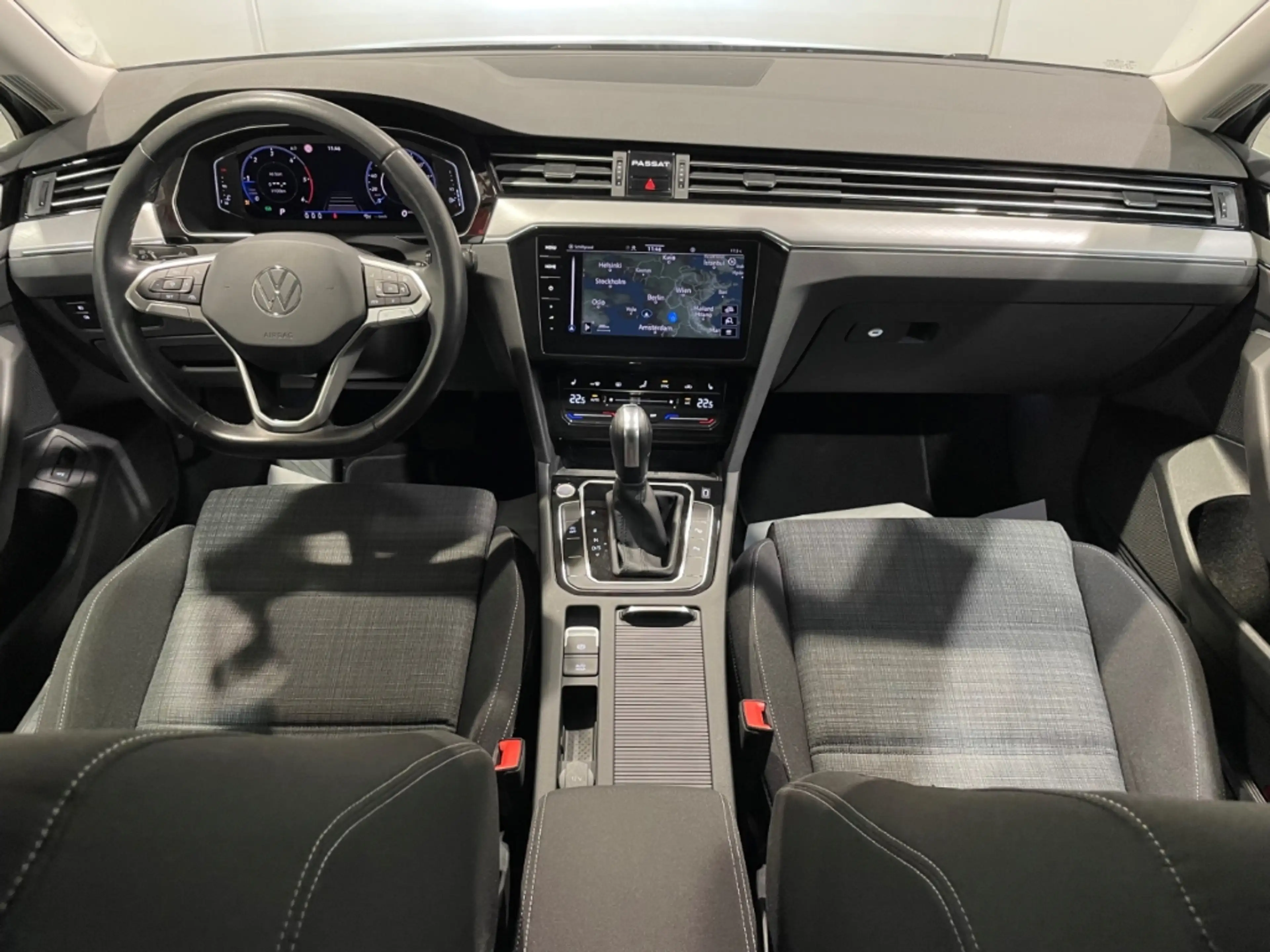 Volkswagen Passat Variant 2.0 TDI DSG Business EU6d Navi LED ACC — photo 10