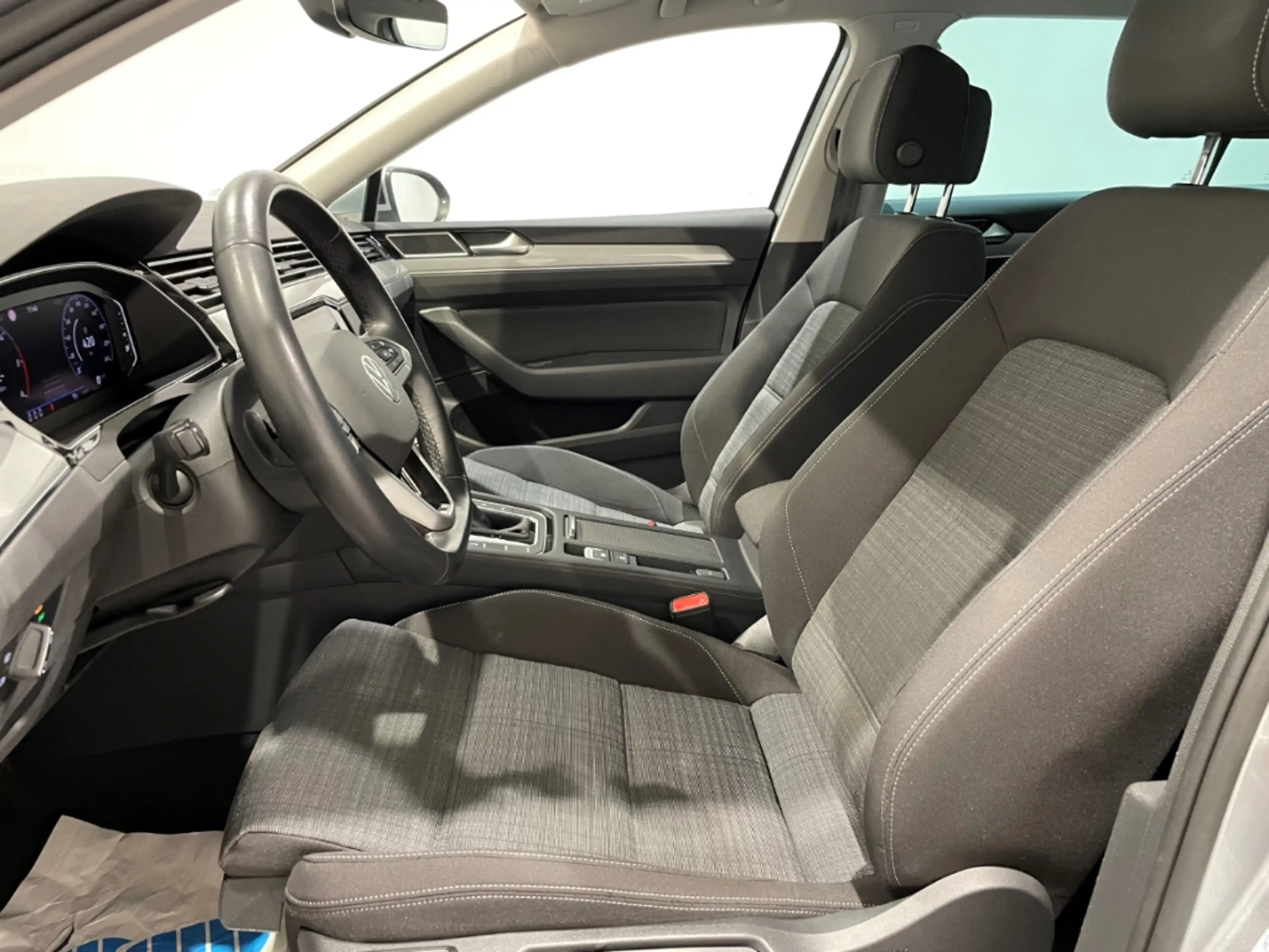 Volkswagen Passat Variant 2.0 TDI DSG Business EU6d Navi LED ACC — photo 5