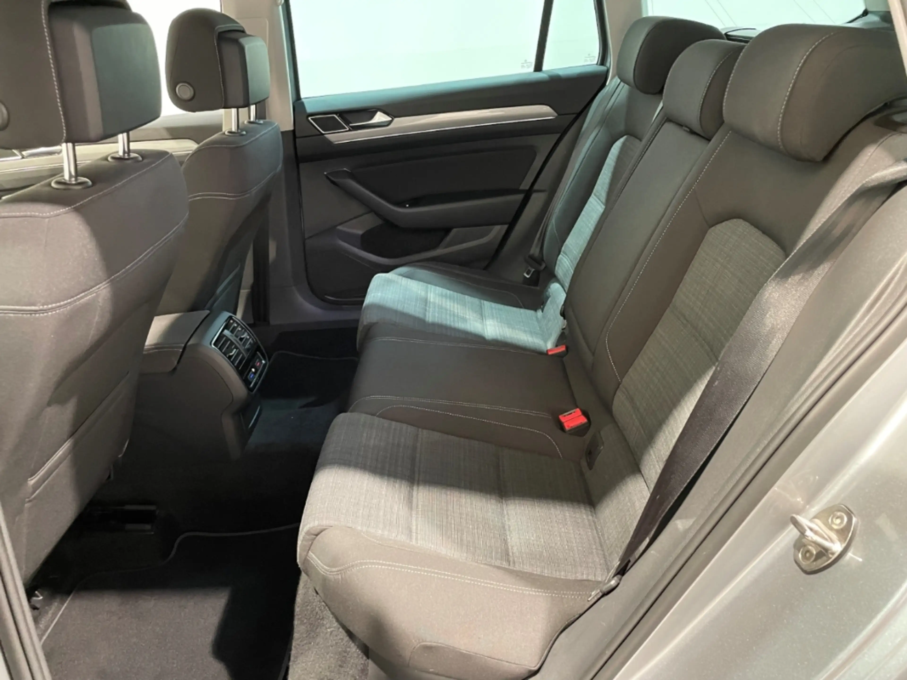 Volkswagen Passat Variant 2.0 TDI DSG Business EU6d Navi LED ACC — photo 7