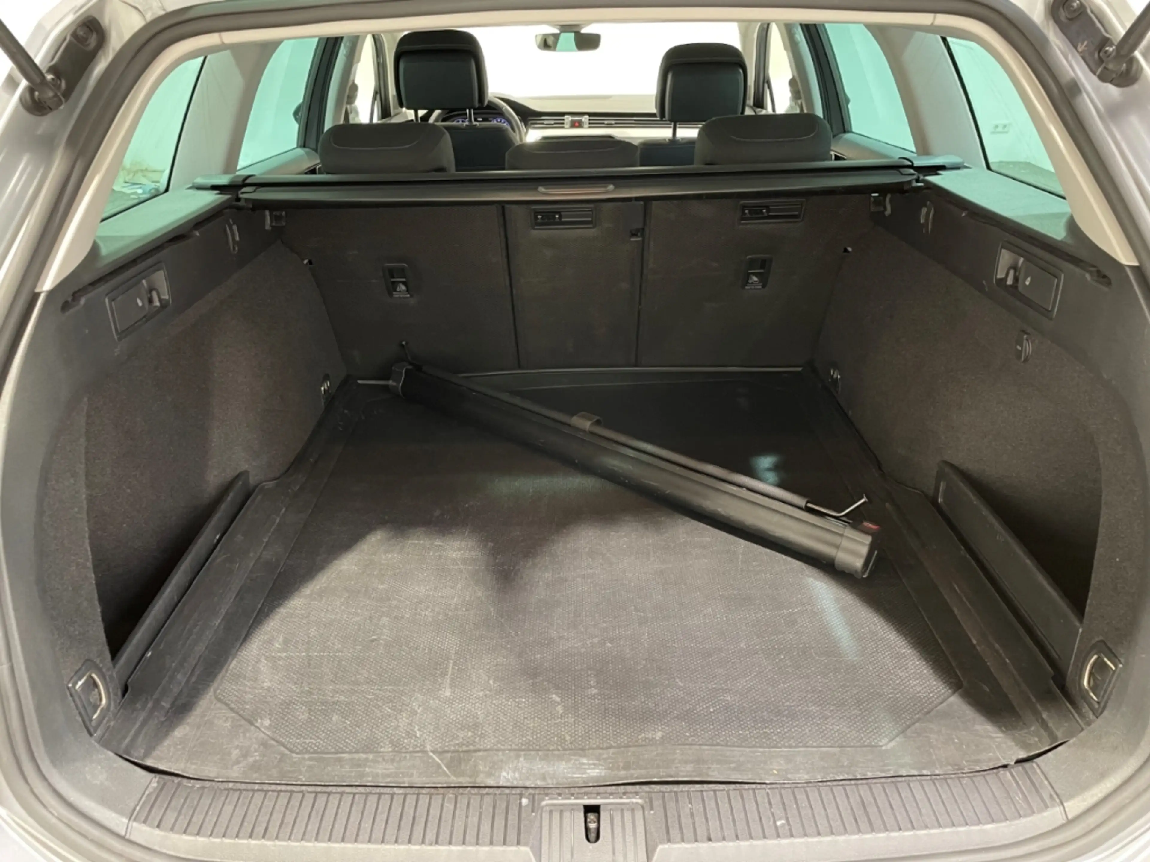 Volkswagen Passat Variant 2.0 TDI DSG Business EU6d Navi LED ACC — photo 8